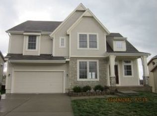 15451 S Summertree Ln, Olathe, KS 66062