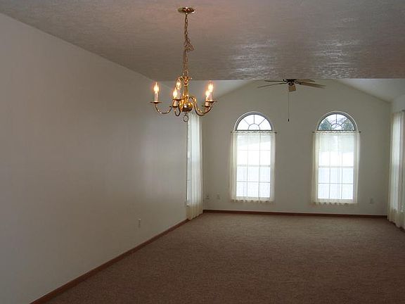 5th image of 135 Carriage Dr