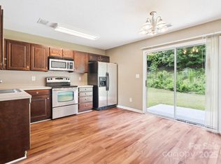 829 Raindrops Rd, Gastonia, NC 28054