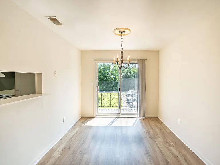 Chateau Orleans Apartments — Photo 24