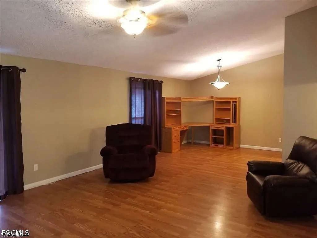 3 bed, 2.0 bath, 1822 sqft, $2,300 — Photo 2
