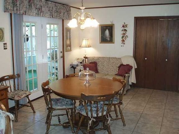 4th image of 2409 Mary Ann Dr