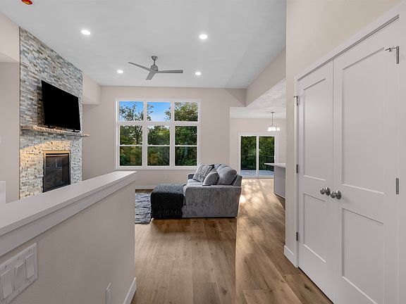4th image of 5611 N Vista Ln