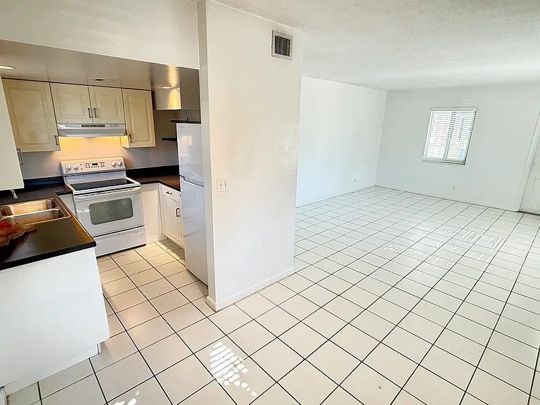 4201 NE 21st Ave — Photo 3