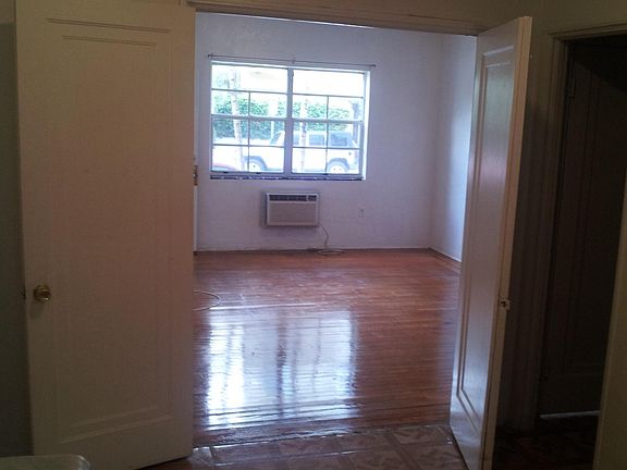 4th image of 708 14th Pl #9