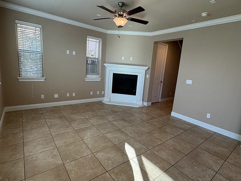 553 Addison Ct — Photo 5
