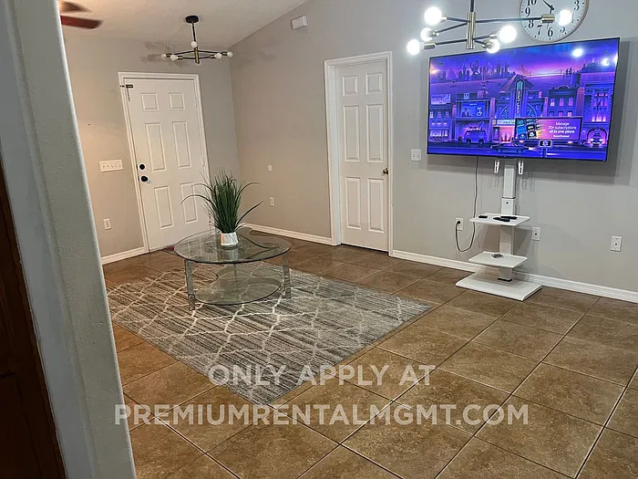 4 bed, 2.0 bath, 1753 sqft, $2,300 — Photo 2