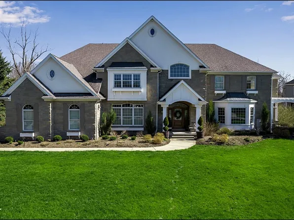 18 Rockdove Ln, Orchard Park, NY 14127