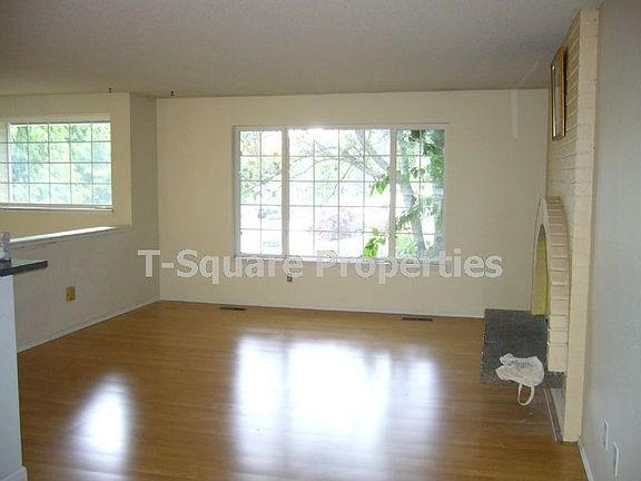 Bright Spacious Living Room!
