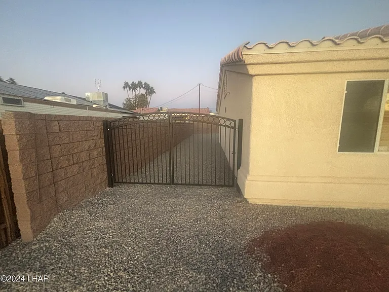 140 Lafayette Ln — Photo 3