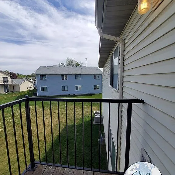 3 bed, 2.0 bath, 1180 sqft, $1,590 — Photo 2