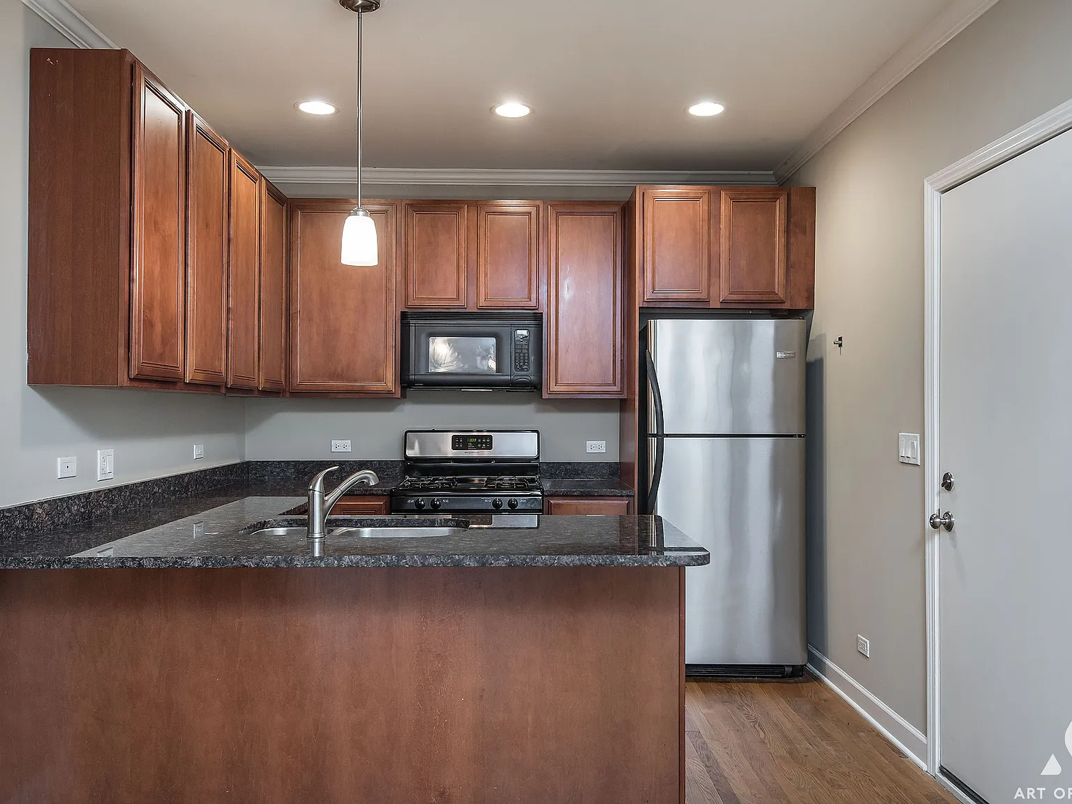 2 bed, 800 sqft, $2,000 — Photo 2