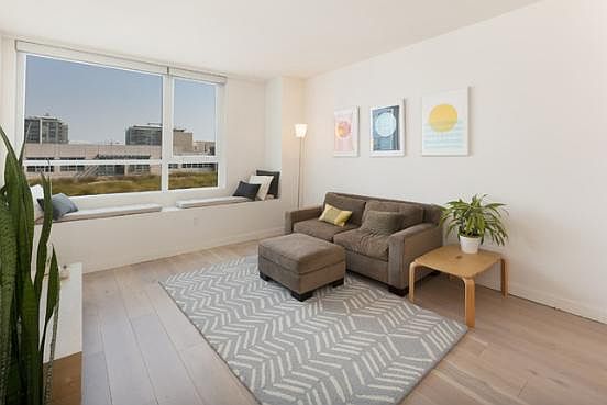 5th image of 300 Berry St Unit 816
