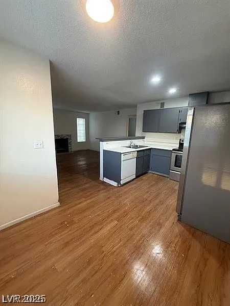 2 bed, 1.0 bath, 3212 sqft, $1,100 — Photo 2
