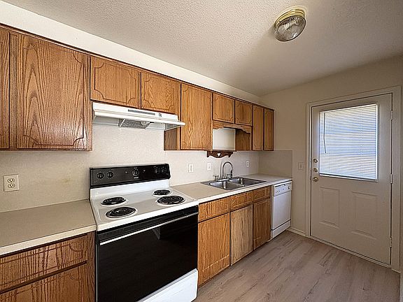 5th image of 2004 Monte Carlo Ln APT D