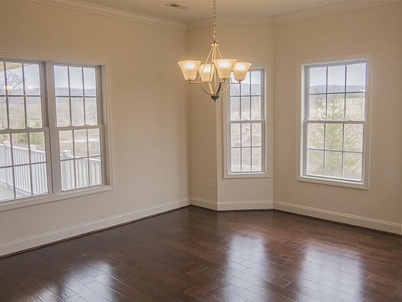 5th image of 104 Oak Meadow Ln