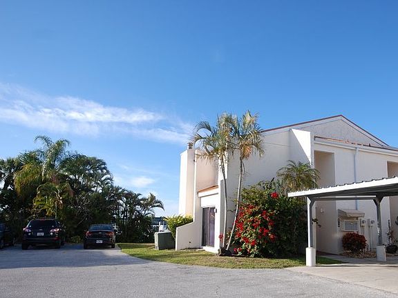 2nd image of 8719 Cove Ct