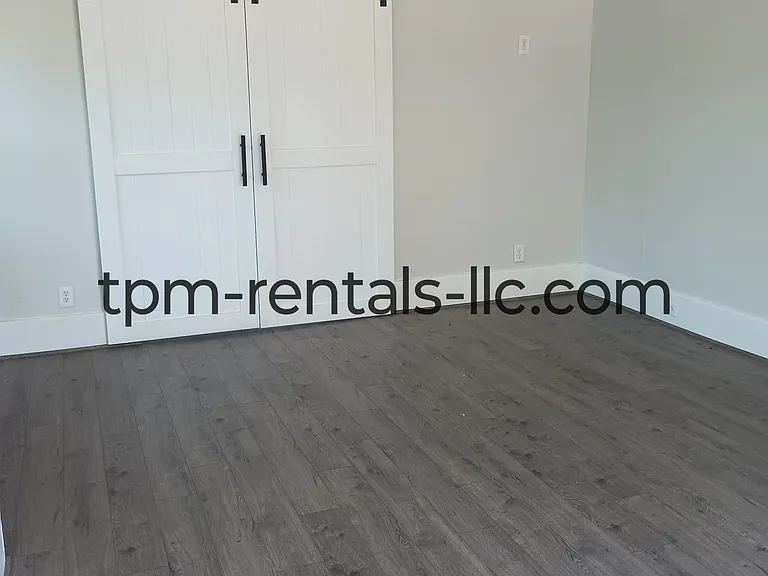 469 N 3rd Ave #C — Photo 13