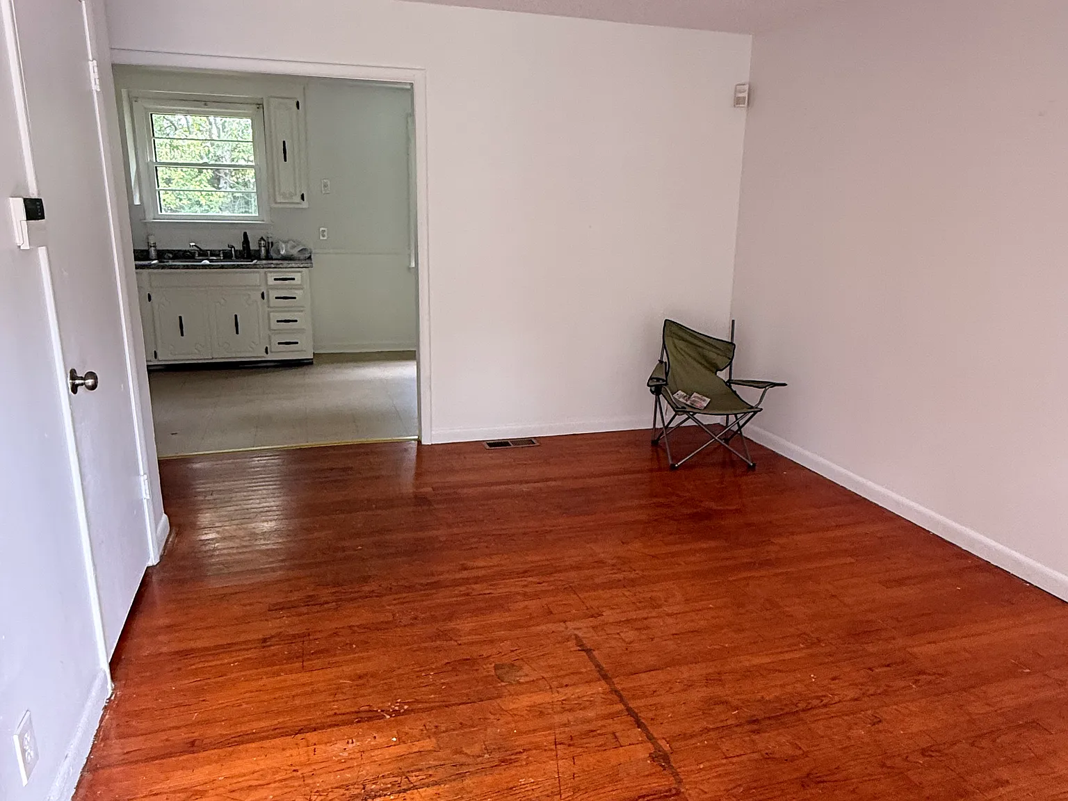 3 bed, 1100 sqft, $1,700 — Photo 2