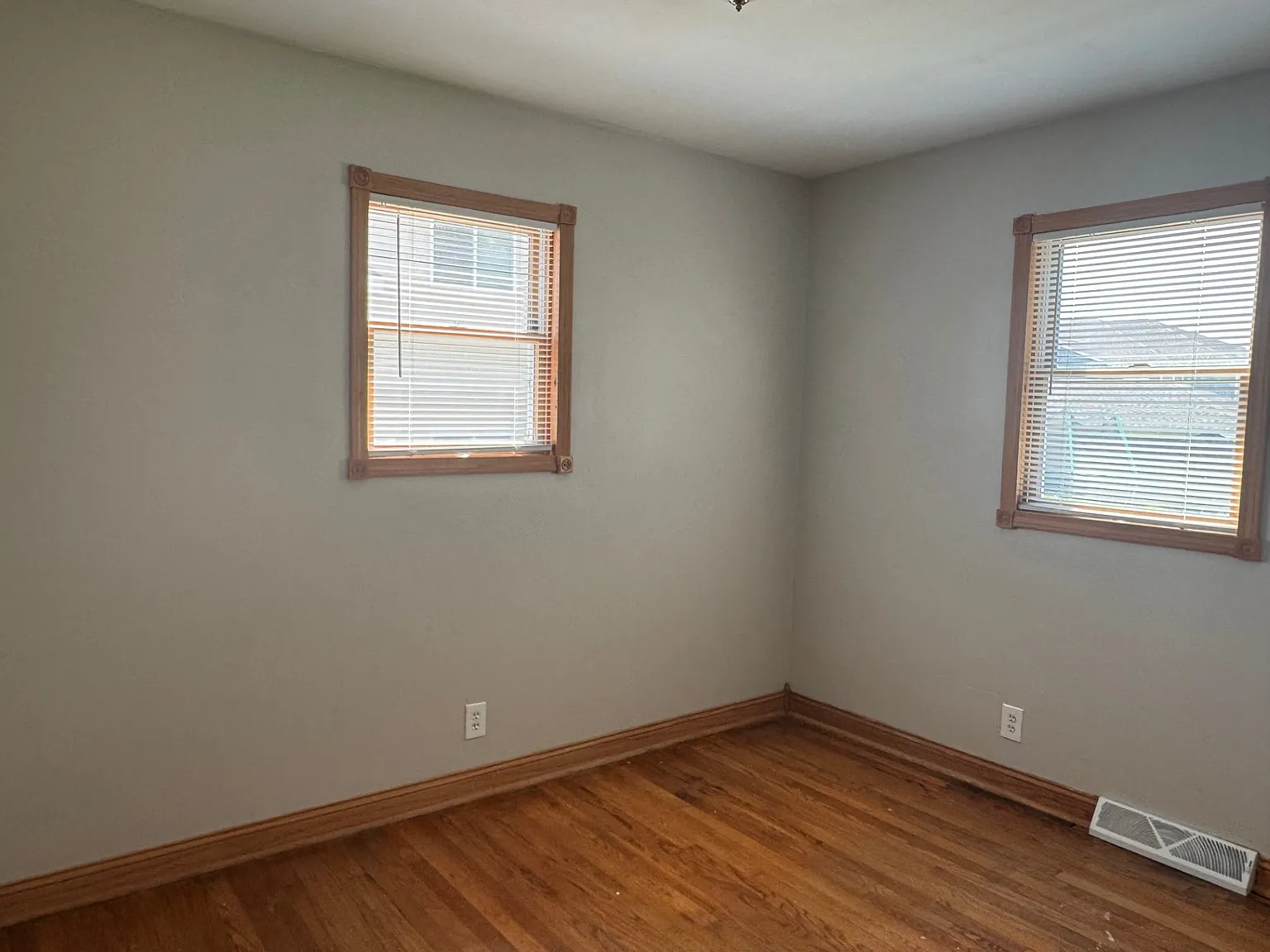 3 bed, 1000 sqft, $1,600 — Photo 2