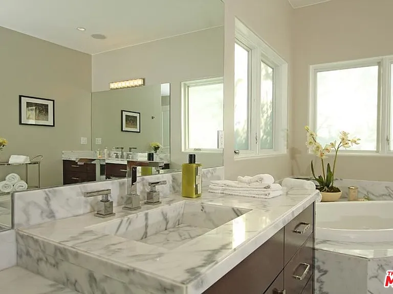 841 N Crescent Heights Blvd — Photo 19