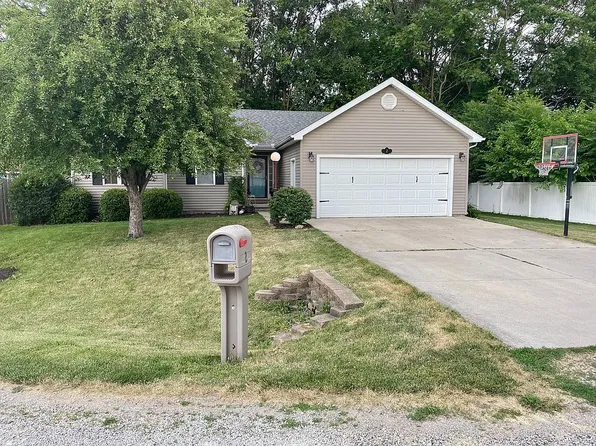 2 Victory Ct, Sullivan, IL 61951