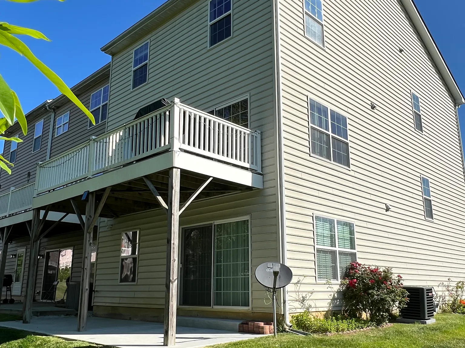 3 bed, 2.5 bath, 2875 sqft, $2,900 — Photo 1