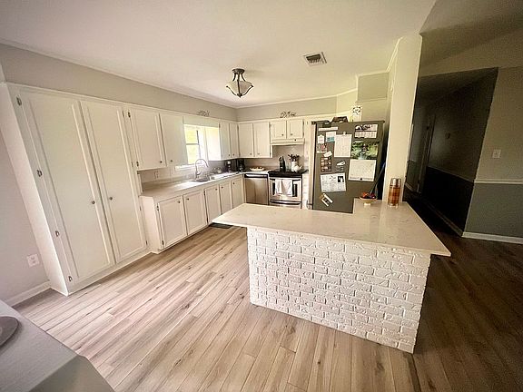 Equipped Kitchen L Peninsula