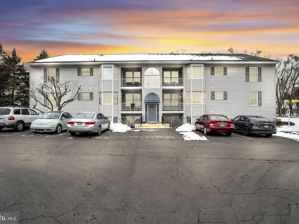 126 W Portland St APT 1, Mechanicsburg, PA 17055