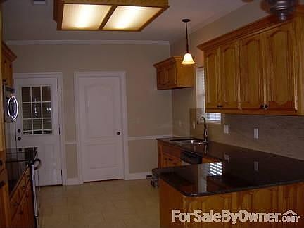 Kitchen : Kitchen and brkfst area measure 24x11.