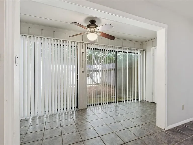 2183 Surrey Ct — Photo 13