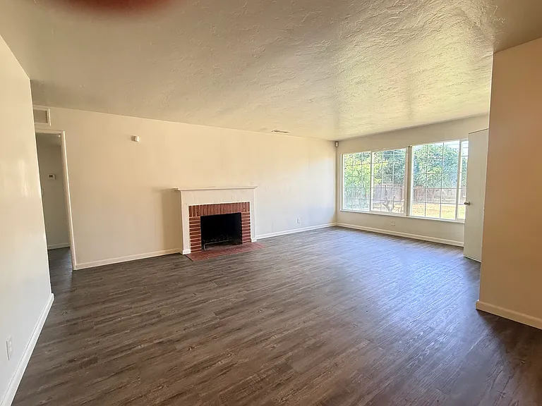 223 E Robinson Ave — Photo 10