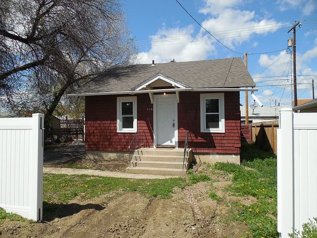 1st image of 23 1/2 Custer Ave
