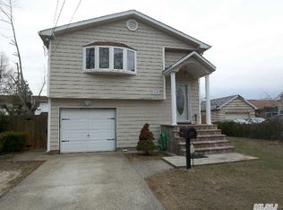 119 Colombo Ave, Copiague, NY 11726