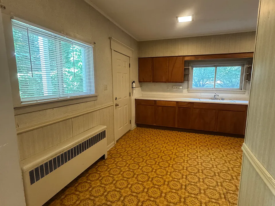 spacious kitchen w/appliances