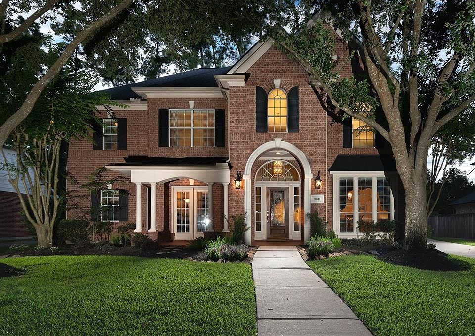 Southern elegance on display in popular Gleannloch Farms.
