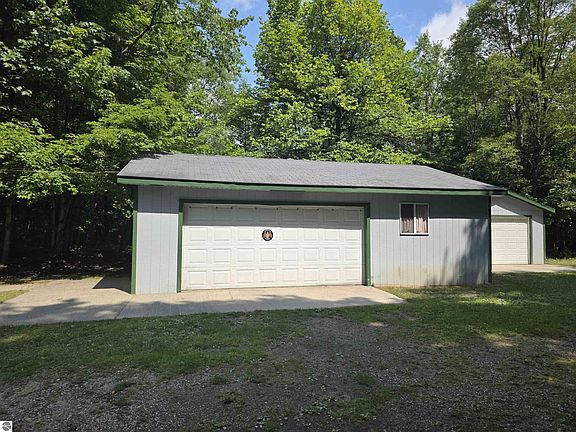 2nd image of 7931 Twin Lake Rd NE