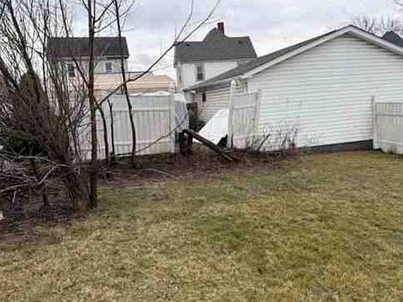 5th image of 134 Lawrence Ave
