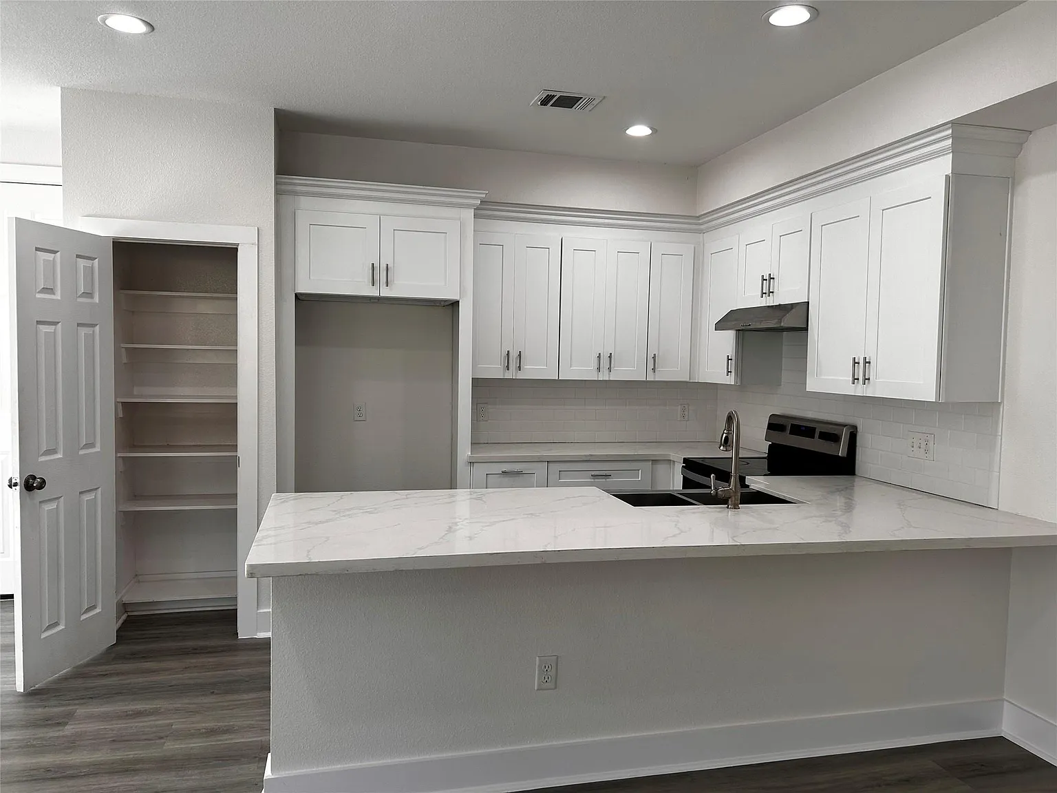 3 bed, 2.5 bath, 3264 sqft, $1,800 — Photo 2