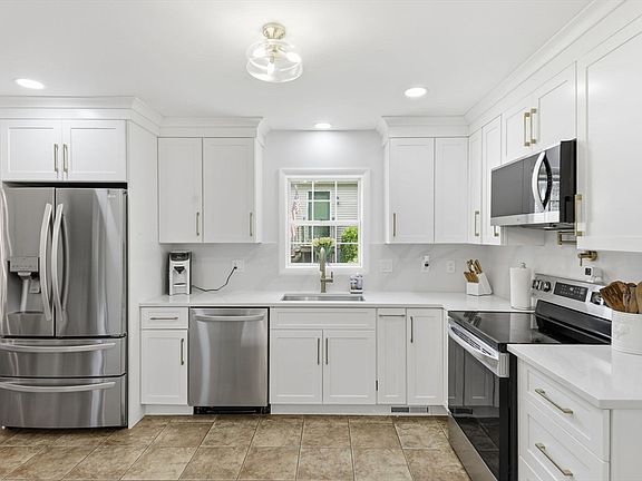 3rd image of 92 Eagle Dr
