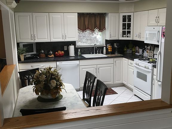 5th image of 131 Charles Ave