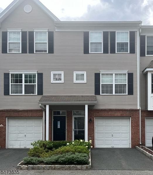 1st image of 49 Greenbrook Dr