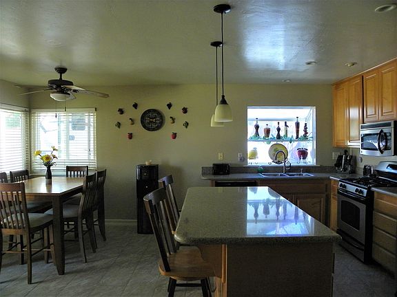 Eat-in kitchen/granite 