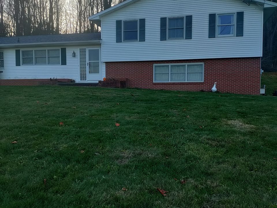 Modest, well maintained country living home.