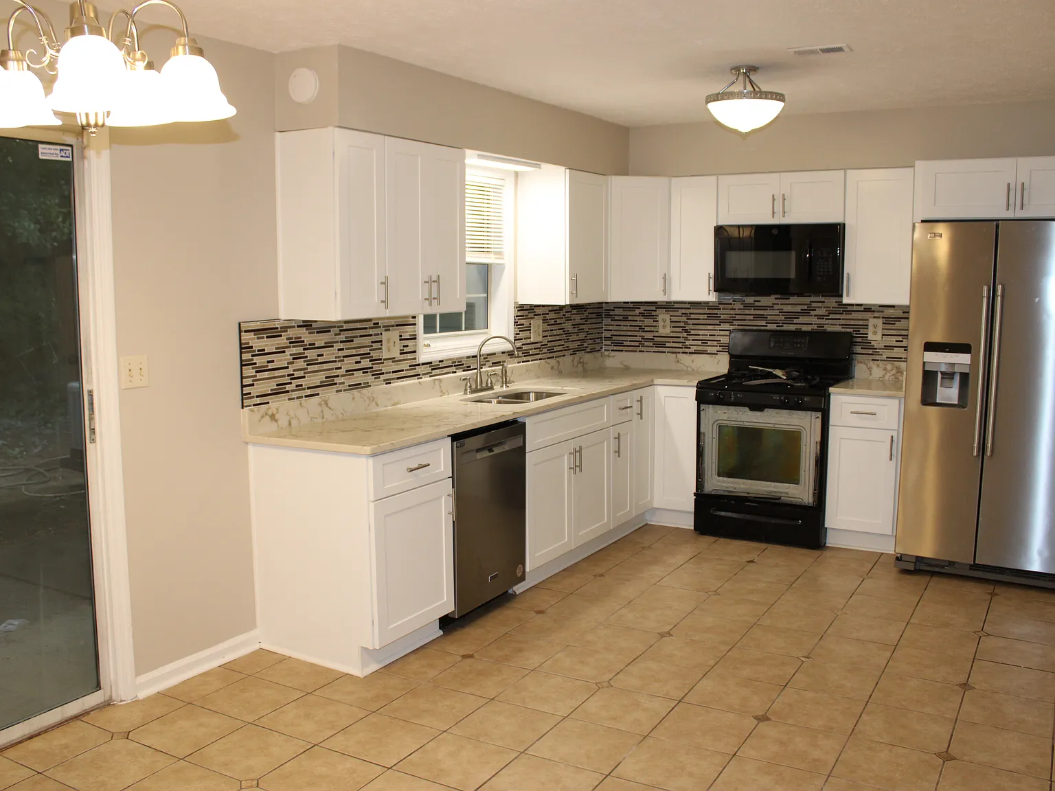 3 bed, 2.5 bath, 1452 sqft, $1,900 — Photo 3