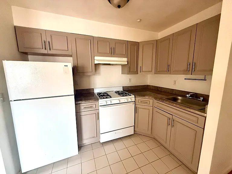 28-14 31st St #5 — Photo 9