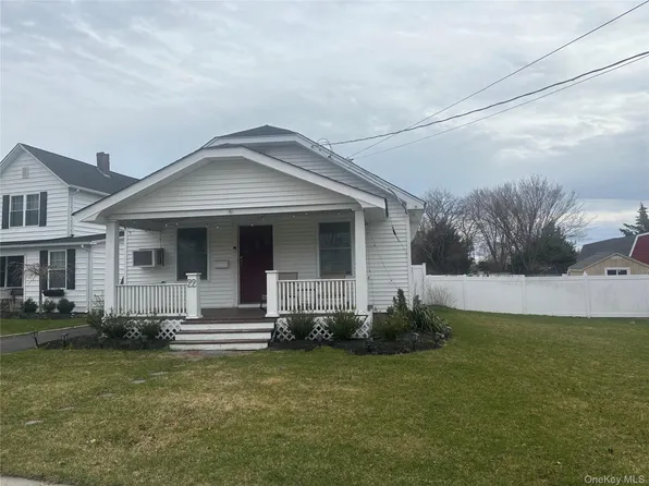 22 W 1st St, Patchogue, NY 11772