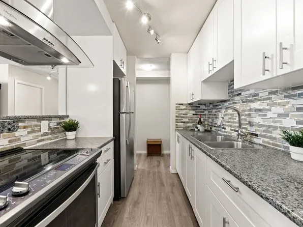 6759 Willingdon Ave #1202, Burnaby, BC V5H 3Y9