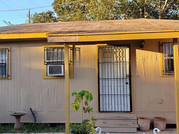 3rd image of 2875 Tulipan St