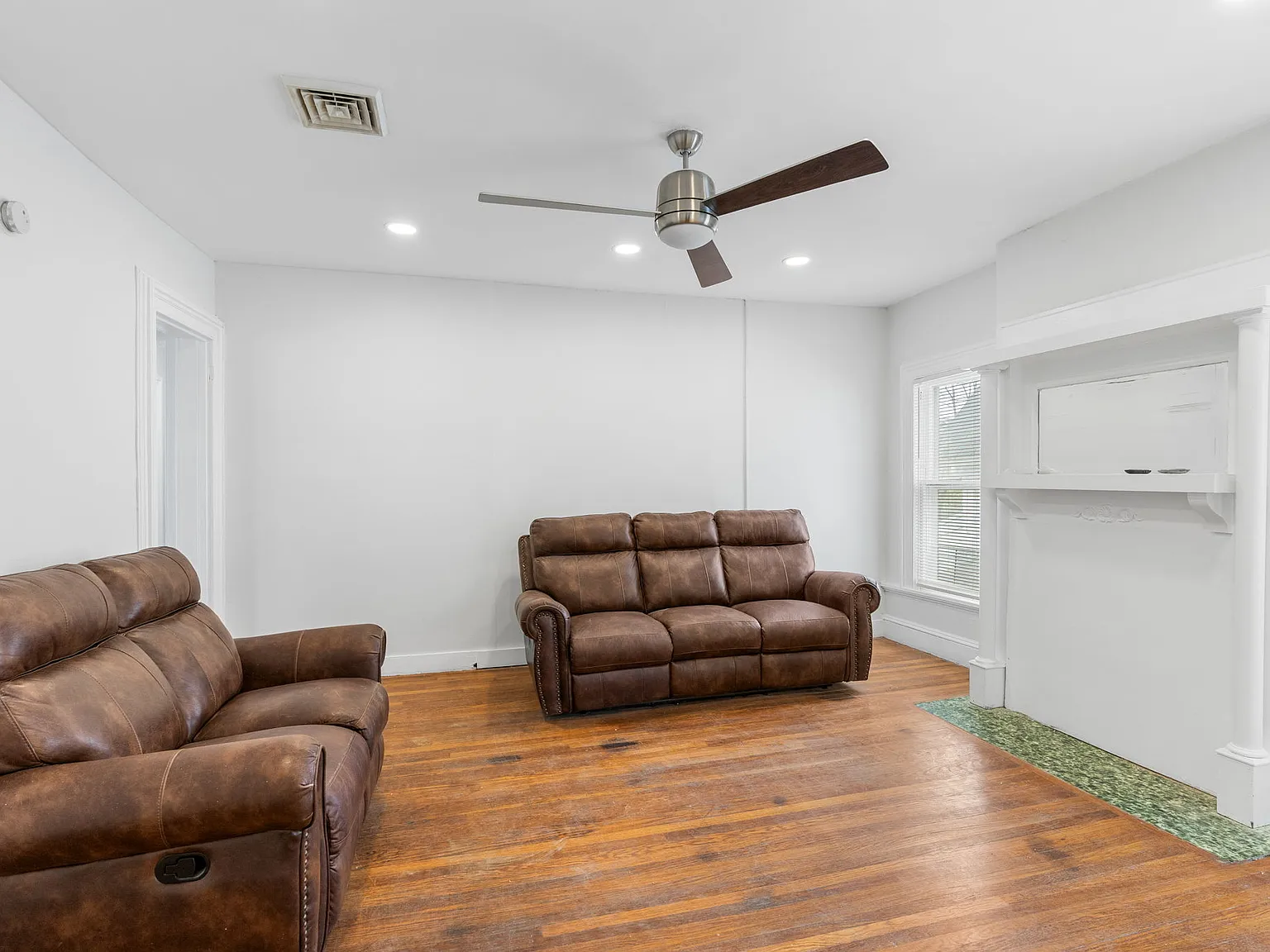 3 bed, 921 sqft, $1,800 — Photo 2